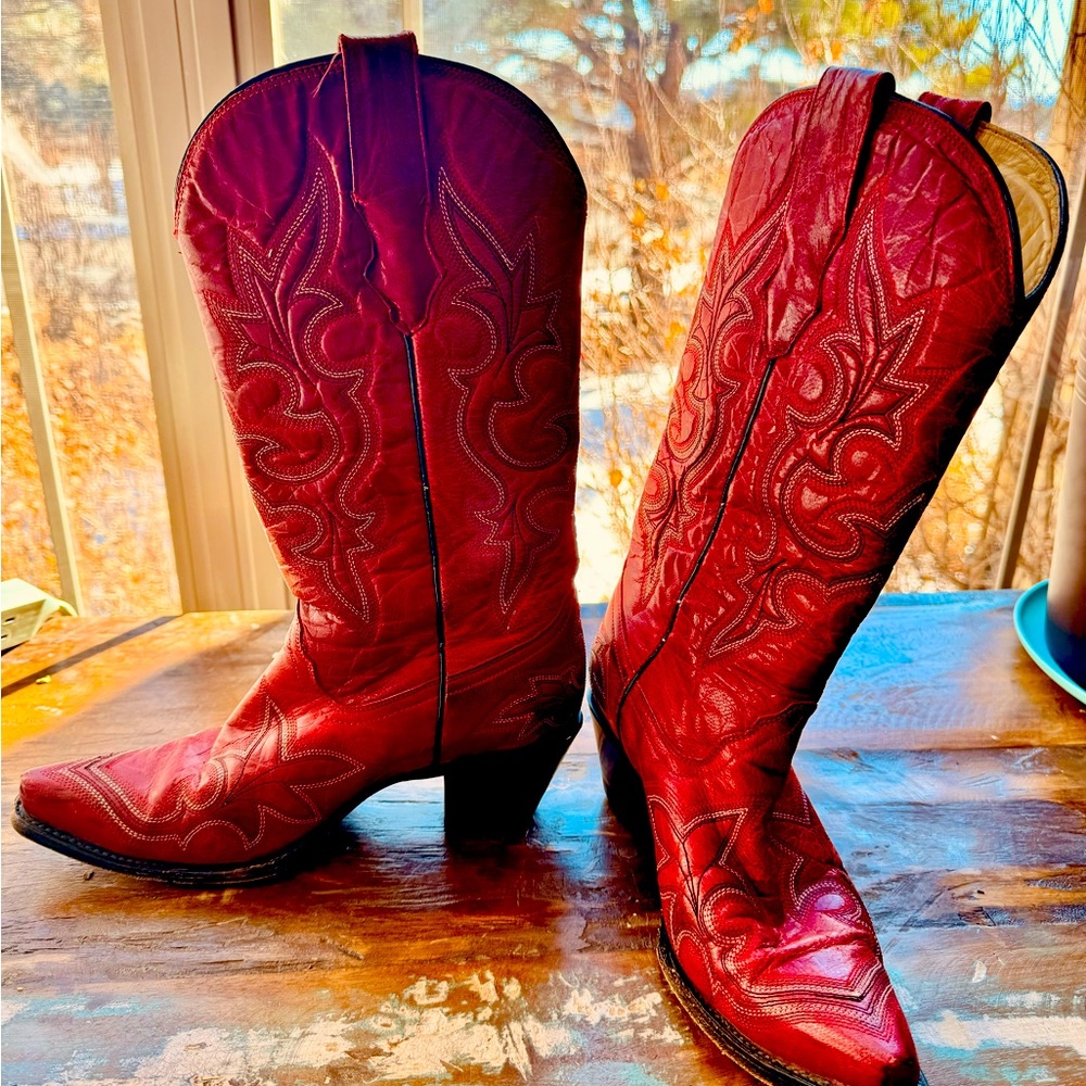 Rich red leather, embroidered Corral Cowboy Boots. Sz 7.5